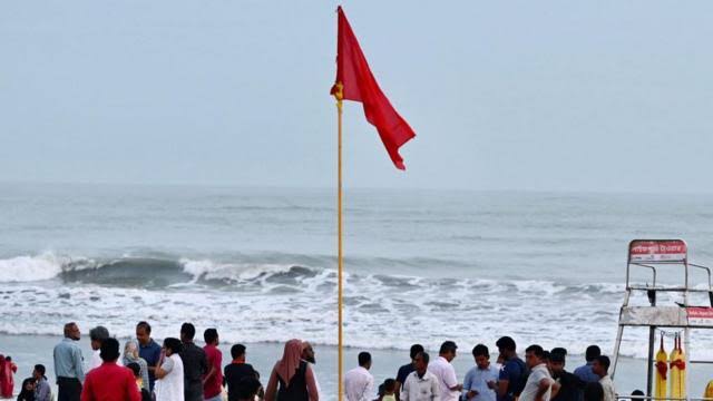 ১২ অঞ্চলে ঝোড়ো বৃষ্টির আভাস, সমুদ্রবন্দরে ৩ নম্বর সংকেত