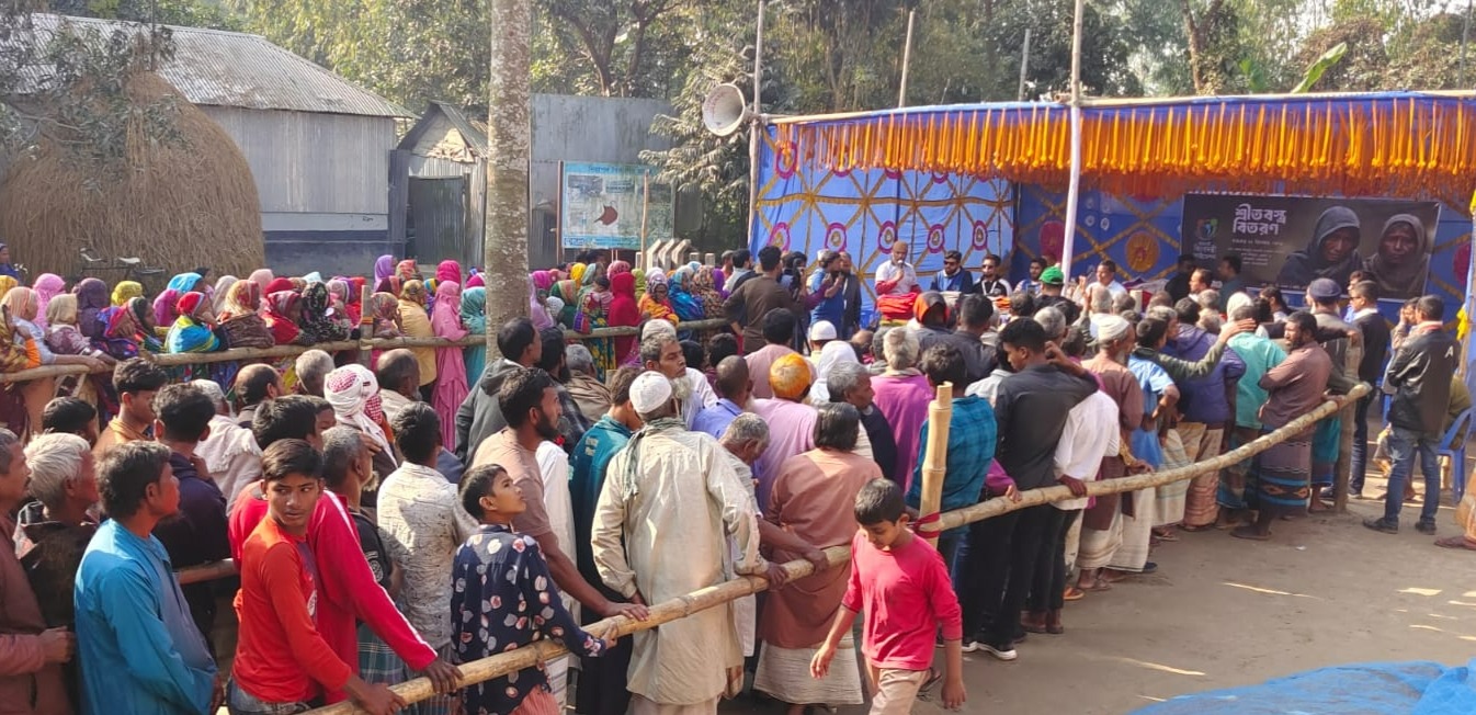 লালমনিরহাটে আট শতাধিক অসহায় মানুষকে শীতবস্ত্র বিতরণ করেছে ‘আমরাই কিংবদন্তী ফাউন্ডেশন’